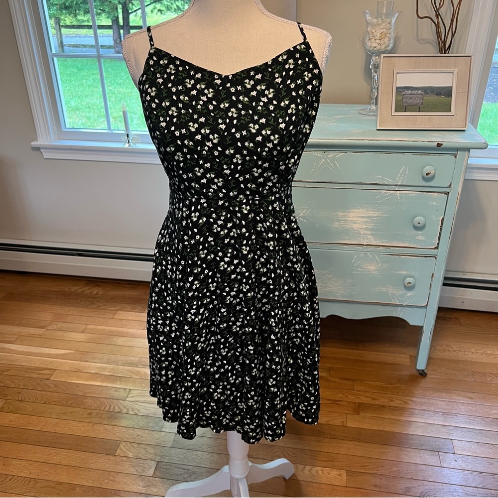 Old Navy black and white floral print. Side zipper. Adjustable straps. Medium C2